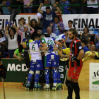 Els jugadors llistats s’abracen a Joan Cañellas després que el tarragoní marqués el gol decisiu que classificava l’equip.