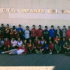 Los atletas y entrenadores que están concentrados en Los Alcázares, Murcia.