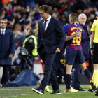 Julen Lopetegui se’n va amb gest abatut a l’acabar el partit al Camp Nou.