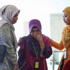 Familiares de una de las víctimas del vuelo desaparecido, ayer, en Kuala Lumpur.