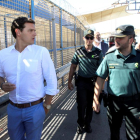 El líder de Ciutadans, Albert Rivera, ahir, a la tanca fronterera entre Ceuta i el Marroc.
