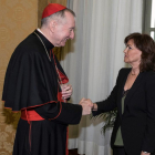 El secretario de Estado vaticano, Pietro Parolin con Carmen Calvo.