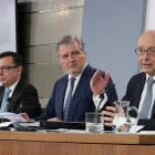 El ministre d’Economia, Román Escolano; el portaveu, Méndez de Vigo, i el d’Hisenda, Montoro, ahir.