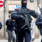 Imagen de agentes de los Mossos d’Esquadra con detenidos, ayer en el barrio del Raval, Barcelona.