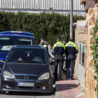 Agents policials retiren els cossos trobats a Las Torres de Cotillas, a Múrcia.