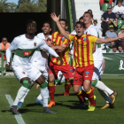 Juanto Ortuño reclama amb un gest obrint els braços entre un núvol de jugadors dels dos equips.