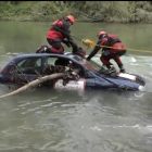 Ejercicio de rescate de los Bomberos el lunes en el río Segre a su paso por Ponts, en la Noguera. 