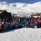 La comitiva del COE posó con los esquiadores del centro de tecnificación estatal de Vielha durante su visita a la estación de Baqueira Beret.