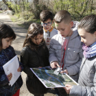 Un grupo de niños consultando un mapa de la Mitjana durante la actividad.