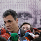 El líder del PSOE, Pedro Sánchez, en declaraciones ante los medios.