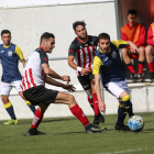Un jugador del Borges intenta irse de dos rivales en una de las jugadas del partido de ayer.
