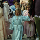 Un grup de nens assisteix a un ofici religiós a Bossòst.