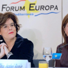 La presidenta del Partit Popular de la Comunidad Valenciana, Isabel Bonig (derecha), junto a la vicepresidenta del Gobierno, Soraya Saénz de Santamaría, durante su intervención en el Foro Europa Tribuna Mediterrània