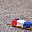 Emmanuel Macron delante del féretro del gendarme que falleció por el atentado en Trèbes.