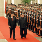 El líder norcoreano, Kim Jong-un (derecha), junto al presidente chino, Xi Jinping .