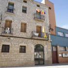 Puigverd de Lleida penja la bandera espanyola i la senyera a mig pal