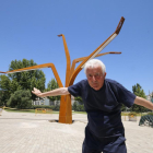 Benet Rossell, el 2015, al costat de la seua última escultura a Lleida.