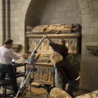 Labor de digitalización en los sepulcros de Àlvar I y Cecília de Foix.