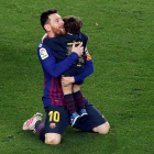 Messi, con uno de sus hijos, el pasado sábado celebrando el título de Liga en el césped del Camp Nou.