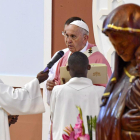 El papa Francesc, oficiant una missa ahir a Rabat.