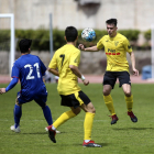 Dos jugadores del Mollerussa tratan de evitar que un adversario controle el balón.