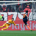 Parejo bate desde el punto de penalti a Javi Díaz, portero del filial sevillista, ayer en el Sánchez Pizjuán.