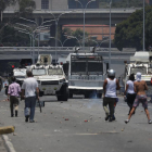 Simpatizantes de Guaidó se enfrentan a las fuerzas venezolanas a las afueras de la capital venzolana.