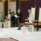 El emperador Akihito, acompañado de la emperatriz Michico en la ceremonia de abdicación.