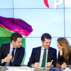 Casado conversa con Teodoro García-Egea y Marta González en el Comité Ejecutivo Nacional del PP.