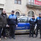 El alcalde, Salvador Bonjoch, y los tres vigilantes de Bellpuig con uniforme de policía esta semana.