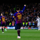 Messi se dirige a la grada tras uno de sus goles celebrando el gran resultado.