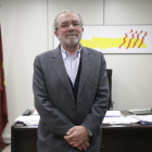Ferran Bel, ayer a la entrada de la sede del PDeCAT en Lleida (izquierda) y Joan Reñé tras la reunión en que informó de su renuncia.
