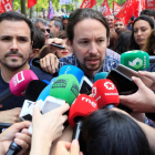 El secretario general de Podemos, Pablo Iglesias, y el líder de IU, Alberto Garzón.