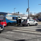 Aparatoso accidente entre una ambulancia y un turismo en Pardinyes  -  Dos personas fueron trasladas en la mañana de ayer al hospital Arnau de Vilanova de Lleida tras un aparatoso accidente entre una ambulancia y un turismo. Según informó la Gua ...