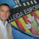 El presidente del Lleida, Albert Esteve, junto al escudo de la entidad en el Camp d’Esports.