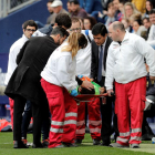 El equipo médico se lleva a Diego López del campo tras recibir un golpe fortuito en la cabeza.