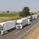 Vista de l’incendi que va calcinar completament un dels camions implicats ahir en una col·lisió a l’autovia a Fondarella.