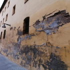 El estado actual de una de las fachadas del antiguo convento de Santa Teresa y algunas de las grietas, controladas con testigos.