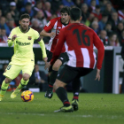 Messi, en una acció assetjat per dos rivals.
