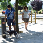 Foto d’arxiu d’un veí passejant el seu gos a la Seu.