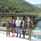 Agentes Rurales y Endesa firmaron ayer el acuerdo en la central de Espot-Torrassa y visitaron la presa. 