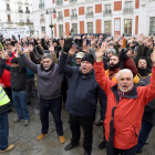 Taxistas madrileños se concentran en la Puerta del Sol de Madrid, ayer en su duodécimo día de huelga.
