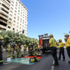 Gran despliegue de los servicios de emergencias tras declararse ayer por la tarde un incendio en un piso de la plaza Espanya. 