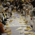 Més de 200 nens van elaborar el seu propi tortell de Reis ahir al Cucalòcum en una activitat organitzada pel Gremi de Forners de Lleida.