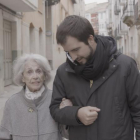 Ricard Ustrell passeja mentre conversa amb la veterana actriu Montserrat Carulla.