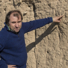 L’historiador Miquel Torres, al costat d’un mur de tàpia.