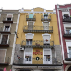 La façana de l’establiment a la plaça Mercadal de Balaguer.