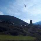 Imatge de l’helicòpter amb un dels dos pals de llum que s’han substituït a Vielha.
