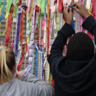 Alcarràs - La comunitat educativa de l’Escola Parc del Saladar va interpretar cançons i va penjar unes cintes de colors a la tanca amb desitjos de pau fets pels nens i nenes de l’escola.