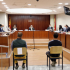 Els dos germans acusats, ahir durant la celebració del judici a l’Audiència de Lleida.